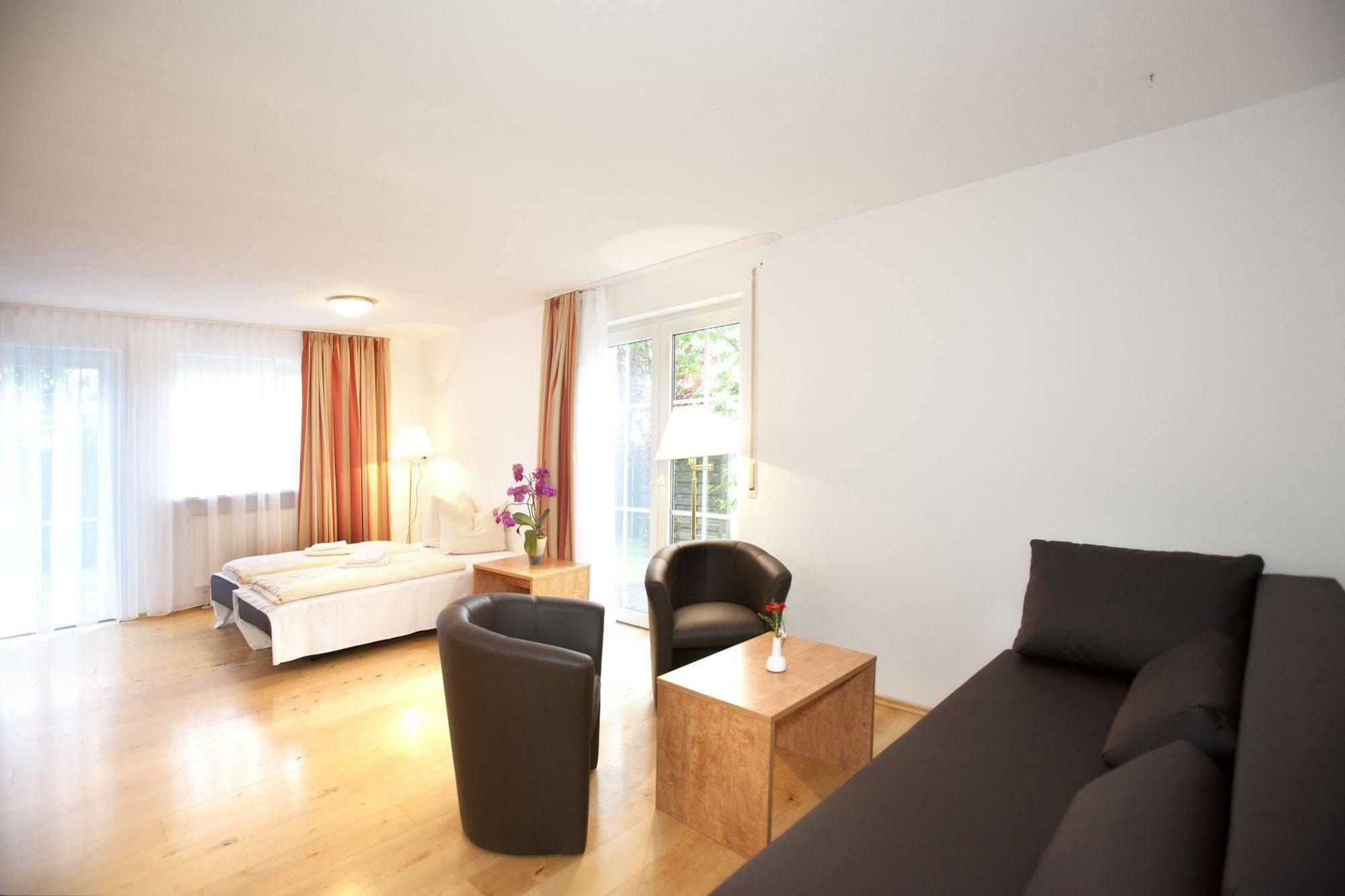 Hotelpension Zum Gockl Allershausen Exterior foto