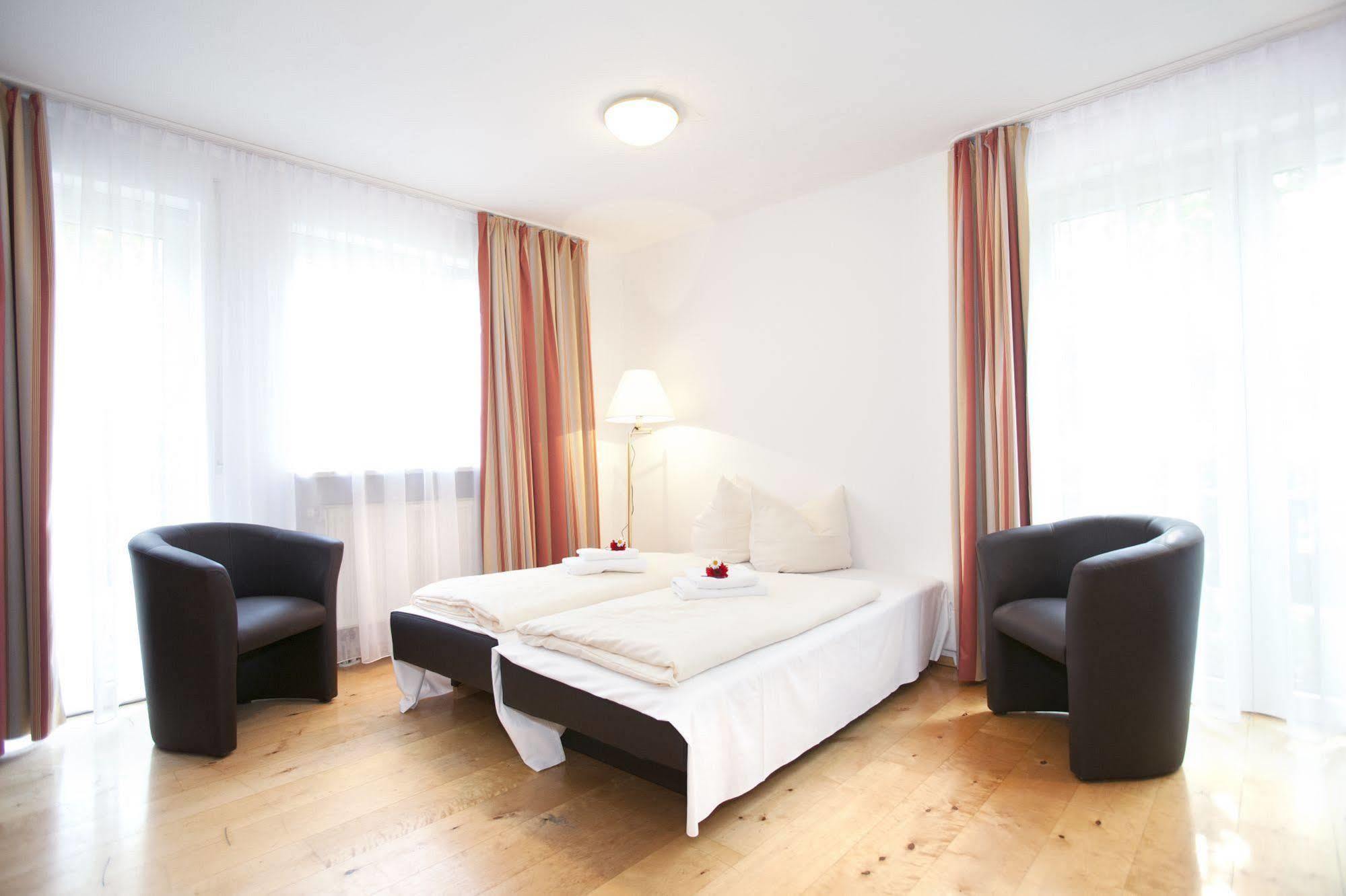 Hotelpension Zum Gockl Allershausen Exterior foto
