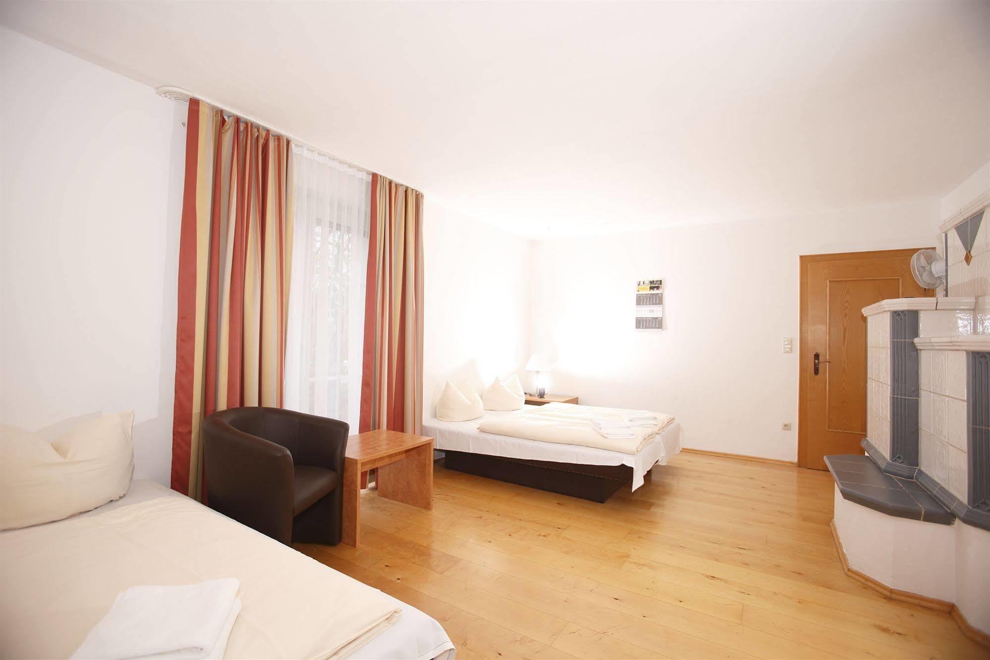 Hotelpension Zum Gockl Allershausen Exterior foto